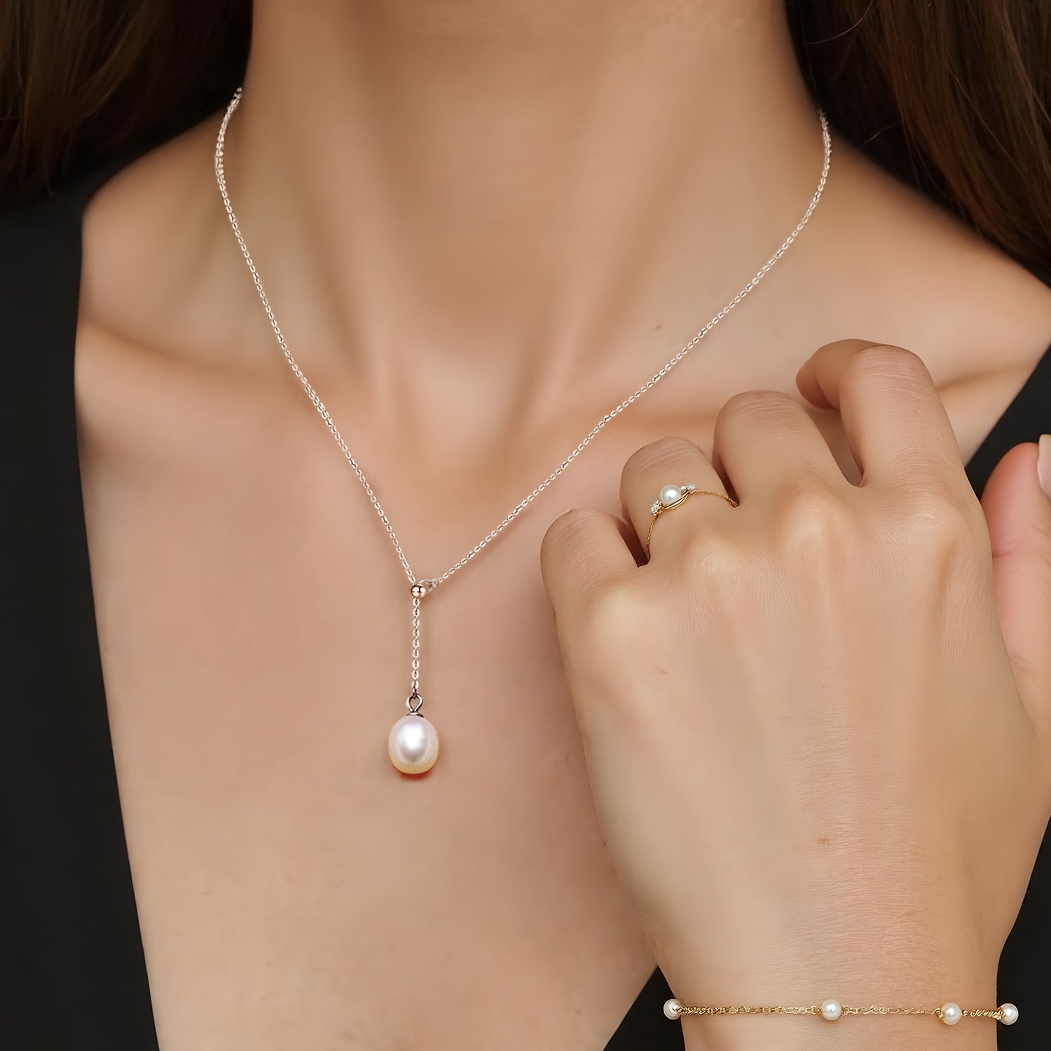Freshwater Pearl Pendant Necklace in  18K Gold