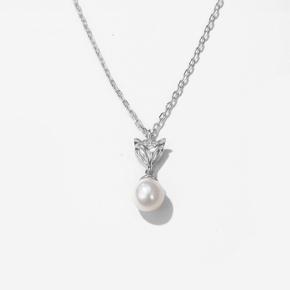 Silvery Arctic Fox Pearl Necklace
